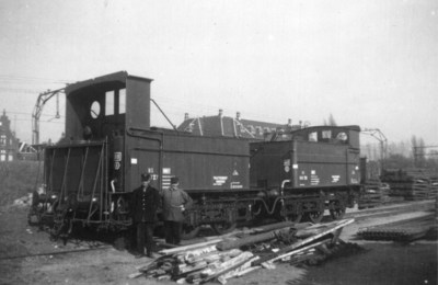 162294 Afbeelding van de gifsproeiwagens nrs. 158 727 en 158 726 van de N.S. (verbouwde tenders van stoomlocomotieven ...
