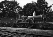 78775 Afbeelding van de stoomlocomotief nr. 326 van de S.S. uit 1881 in het Nederlands Spoorwegmuseum aan de Johan van ...