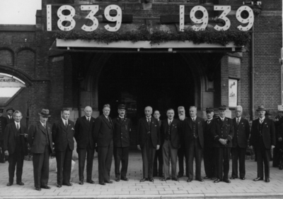 157426 Afbeelding van enkele genodigden, N.S.-directieleden en leden van het Eeuwfeest Comité Amersfoort voor de ...