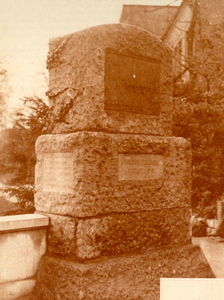 83796 Afbeelding van het gedenkteken op de Bijlhouwerbrug over de Oudegracht te Utrecht ter herinnering aan het ...