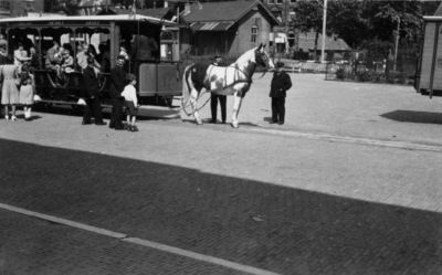 24767 Afbeelding van een oude paardentram van de Stichtsche Tramway Maatschappij bij de F. C. Dondersstraat te Utrecht. ...