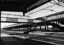 153006 Gezicht op het perron en de in aanbouw zijnde voetbrug over de sporen van het N.S.-station Amersfoort te Amersfoort.