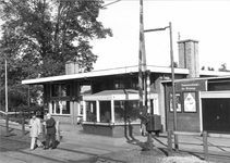 150761 Gezicht op de perronzijde van het N.S.-station Veenendaal-de Klomp te De Klomp met overpad.