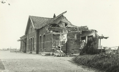 163045 Gezicht op het tijdens de oorlog vernielde N.S.-station Raalte te Raalte.