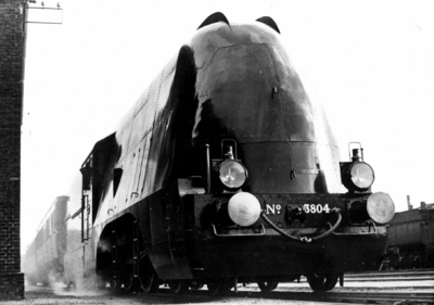 161151 Afbeelding van de stoomlocomotief nr. 3804 (serie 3700/3800) van de N.S. (met stroomlijnbekleding) tijdens de ...