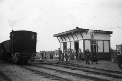 161197 Afbeelding van een stoomlocomotief uit de serie 8100 van de N.S. met tram 652 bij de halte Stolwijk aan de ...