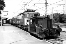155387 Afbeelding van de rangeerlocomotief nr. 323 487-9 (Köf) van de D.B. (Deutsche Bundesbahn) die de electrische ...