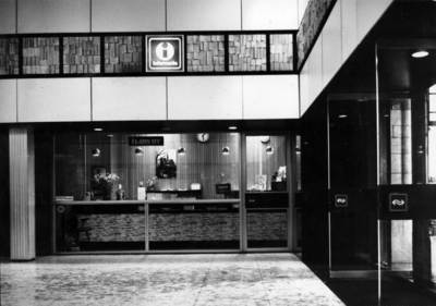 155109 Interieur van het N.S.-station Groningen te Groningen: hal met reisbureau.