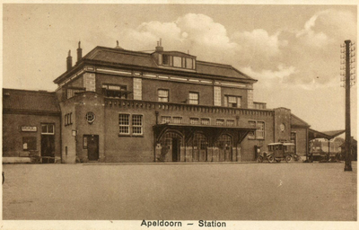 162583 Gezicht op het N.S.-station Apeldoorn te Apeldoorn.