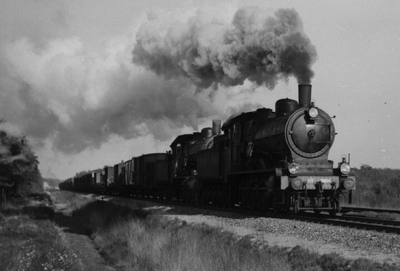 161114 Afbeelding van de stoomlocomotieven nrs. 3804 en 3712 (serie 3700/3800) van de N.S. met een goederentrein bij Vught.