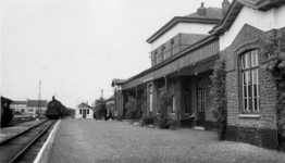 163157 Gezicht op de perronzijde van het N.S.-station Sas van Gent te Sas van Gent, met links langs het perron de ...