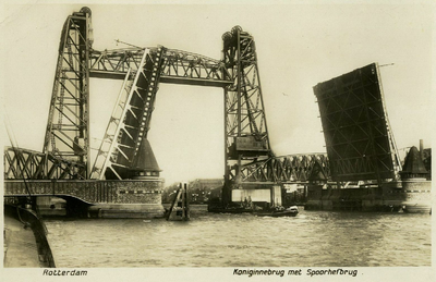 163148 Gezicht op de geopende hefbrug over de Koningshaven (Koningshavenbrug) te Rotterdam, met op de voorgrond de ...