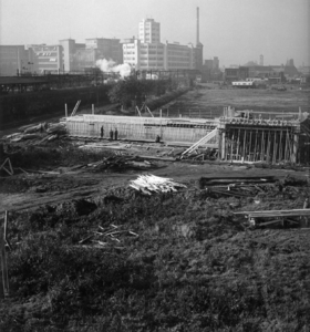 156386 Gezicht op de in aanbouw zijnde perrontunnel voor het nieuwe N.S.-station Eindhoven te Eindhoven.