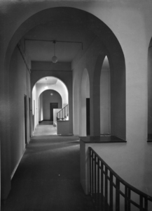 80368 Interieur van het Stadhuis (Stadhuisbrug 1) te Utrecht: gang op de 2e verdieping van de nieuwe uitbreiding.