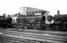160414 Afbeelding van een tijdens de oorlog vernielde stoomlocomotief (Deutsche Reichsbahn nr. 55 3621) op het ...