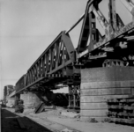 159185 Gezicht op de in aanbouw zijnde spoorbrug op de plaats van de tijdens de oorlog vernielde spoorbrug over de ...