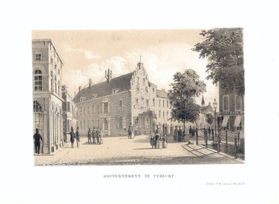 35946 Gezicht op de Pausdam te Utrecht met links de huizen aan weerszijden van Achter de Dom, in het midden Paushuize ...