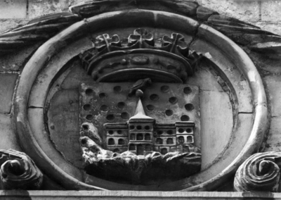 153977 Afbeelding van het stadswapen van Valkenburg aan de voorgevel van het N.S.-station Valkenburg te Valkenburg.