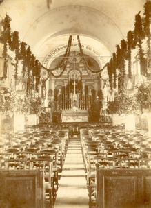 80817 Interieur van de Kerk van O.L. Vrouw ten Hemelopneming (Biltstraat 123) te Utrecht, met versieringen ter ...