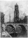 30442 Gezicht op de Oudegracht te Utrecht vanaf de werf aan de westzijde met de Gaardbrug en rechts de voorgevels van ...