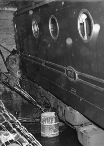 155523 Afbeelding van de van het landhoofd van de in aanbouw zijnde Maasbrug te Venlo gestorte electrische locomotief ...