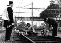 153411 Afbeelding van wegwerkers tijdens onderhoudswerkzaamheden aan het spoor bij het Maliebaanstation ...