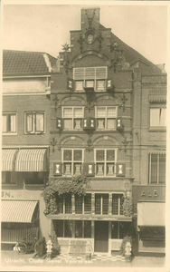 121951 Gezicht op de voorgevel van het huis Voorstraat 14 te Utrecht.