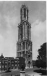 55895 Gezicht op het Domplein te Utrecht met de Domtoren; op de voorgrond het standbeeld van Jan van Nassau.