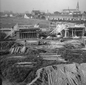 156387 Gezicht op de in aanbouw zijnde perrontunnel voor het nieuwe N.S.-station Eindhoven te Eindhoven.