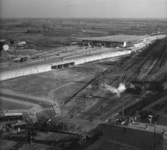 156411 Overzicht van het nieuwe, hoge stationsemplacement van het N.S.-station Eindhoven te Eindhoven, met links het ...