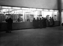 163896 Interieur van het (verbouwde) N.S.-station Den Haag H.S. te Den Haag: loketbalie met de loketten 3 - 8.