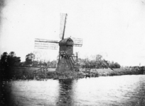 92136 Gezicht over de Angstel op de molen van de Slotspolder te Abcoude (gemeente Abcoude-Proosdij).