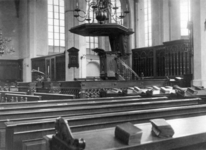 81673 Interieur van de Jacobikerk (Jacobskerkhof) te Utrecht: preekstoel met daarachter het koorhek.