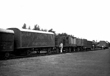 164091 Afbeelding van de aankomst van Circus Mikkenie per trein te Utrecht.