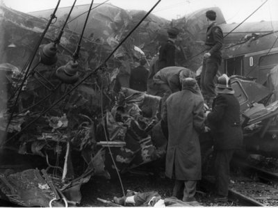 157618 Afbeelding van reddingswerkers op zoek naar slachtoffers tussen de wrakstukken van de bij de treinramp te ...