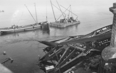 158599 Gezicht op restanten van de tijdens de oorlog vernielde spoorbrug over de Waal bij Zaltbommel.