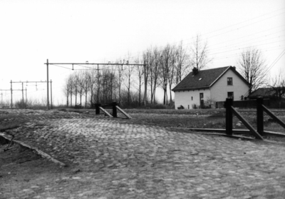 25377 Gezicht op de laad- en losplaats bij het voormalige station Nieuwersluis-Loenen te Nieuwersluis, uit het zuidwesten.