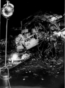 157629 Gezicht op de wrakstukken van de bij de treinramp te Harmelen verongelukte treinen, bij nacht.