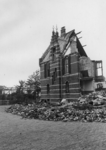 158075 Gezicht op de tijdens de oorlog grotendeels verwoeste noordelijke dienstwoning bij het N.S.-station Kesteren te ...