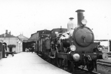 161279 Afbeelding van de stoomlocomotief nr. 1326 (serie 1300/1400) van de N.S. met een trein naar Apeldoorn langs het ...