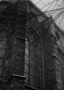 82034 Afbeelding van een gescheurde steunbeer (links) aan de noordoostzijde van de Janskerk (Janskerkhof) te Utrecht.