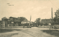162884 Gezicht op de spoorwegovergang bij het S.S.-station Ede te Ede, met links een waterkolom en het seinhuis post ...