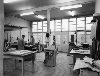 87574 Interieur van de werkplaats en magazijnen van de Dienst van Openbare Werken van de gemeente Utrecht (Achter ...