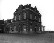 150292 Gezicht op het N.S.-station Enkhuizen te Enkhuizen.