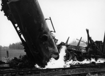 155738 Afbeelding van de ontspoorde goederentrein bij Barneveld met een in brand gevlogen ketelwagen met butanol.