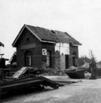 159022 Gezicht op de tijdens de oorlog vernielde wachtpost 30 (voormalige stopplaats Baardwijksche Overlaat, later ...