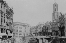 66867 Gezicht op de Oudegracht te Utrecht vanuit het noordwesten met aan weerszijden bebouwing en vooraan de Bezembrug.