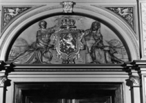 156739 Afbeelding van het koninklijk reliëf boven de toegangsdeur in het trappenhuis van het Koninklijk paviljoen van ...