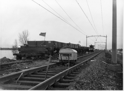 157036 Afbeelding van herstelwerkzaamheden aan de spoorlijn nabij Lage Zwaluwe, na de watersnoodramp.