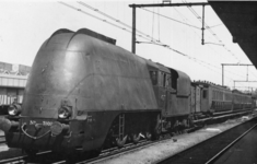 161142 Afbeelding van de stoomlocomotief nr. 3802 (serie 3700/3800) van de N.S. (met stroomlijnbekleding) op het ...